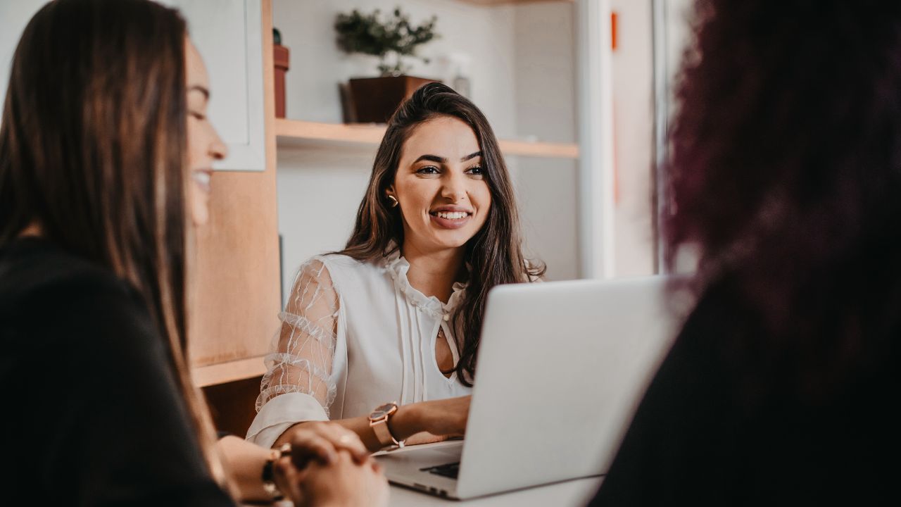 Passer de micro-entreprise à société : étapes clés, avantages et erreurs à éviter